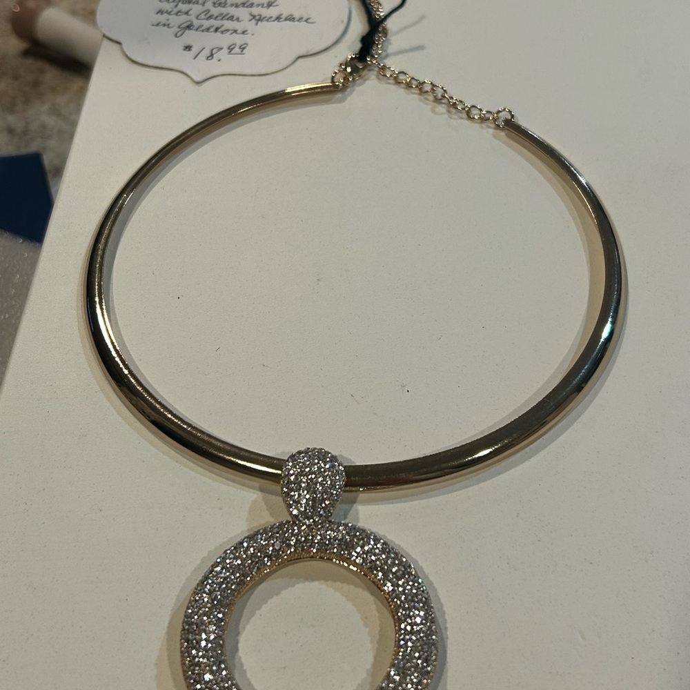 Elegant Silver Necklace with Sparkling Pendant